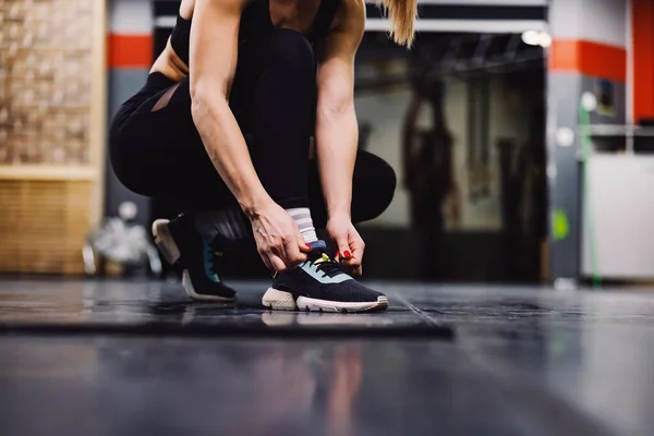 Onbekende Fitte Vrouw Bereidt Zich Voor Training Een Sportschool — Stockfoto