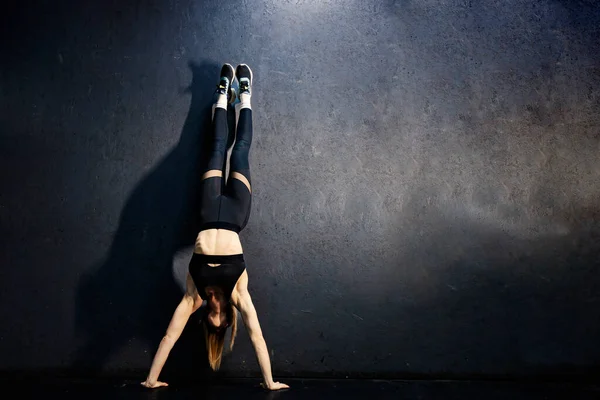 Allenamento Manubrio Donna Forma Palestra — Foto Stock