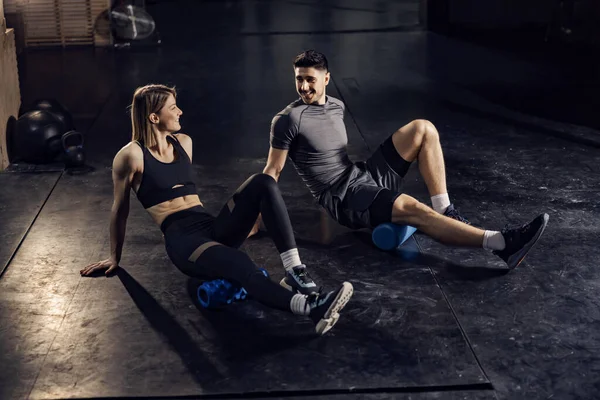 Glückliches Sportliches Paar Übt Mit Schaumstoffrollen Fitnessstudio — Stockfoto