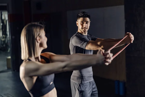 Ein Glückliches Fitness Paar Trainiert Mit Fitnessband Fitnessstudio — Stockfoto