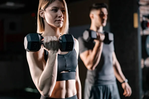 Een Gespierde Vrouw Traint Met Gewichten Een Sportschool Met Haar — Stockfoto
