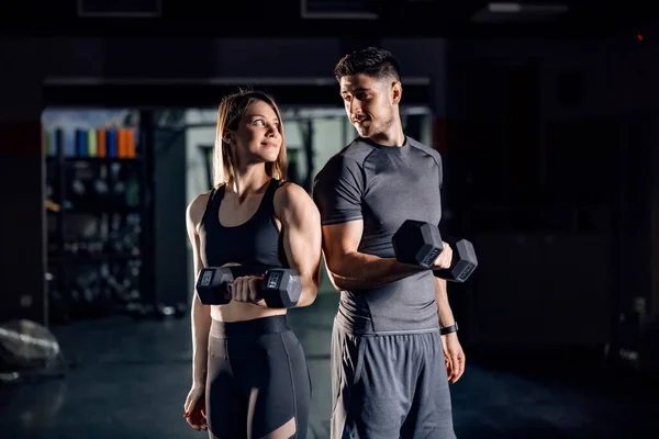 Casal Desportivo Feliz Fazendo Exercícios Para Bíceps Com Sinos Ginásio — Fotografia de Stock