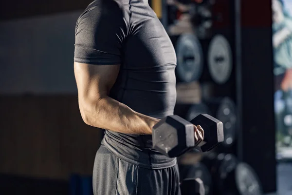 Hombre Muscular Desconocido Haciendo Ejercicios Para Bíceps Con Mancuerna Gimnasio — Foto de Stock