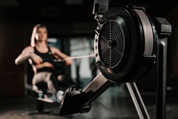 Gesunde Frau Bei Übungen Fitnessgeräten Fitnessstudio Selektiver Fokus Auf Maschine — Stockfoto