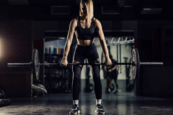 Een Gespierde Vrouw Die Traint Gewichten Optilt Een Sportschool Sterktetraining — Stockfoto