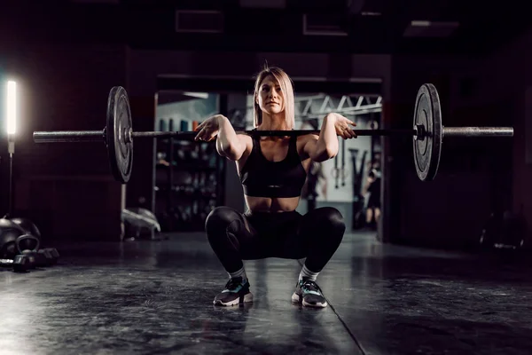 Female Bodybuilder Crouching Gym Lifting Barbell Female Fitness Bodybuilding — Stok fotoğraf
