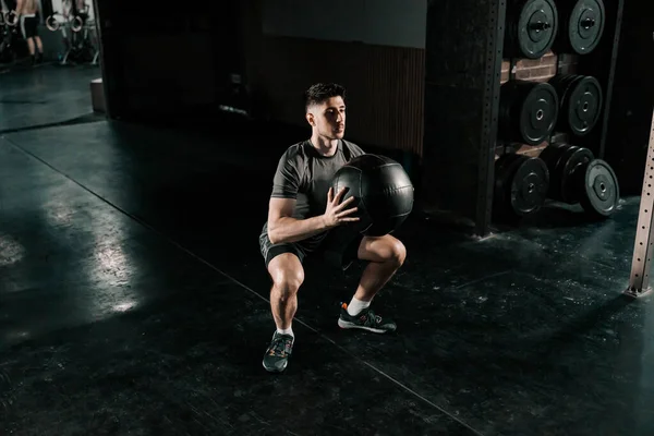 Сильный Мужчина Делает Функциональные Упражнения Мячом Спортзале — стоковое фото
