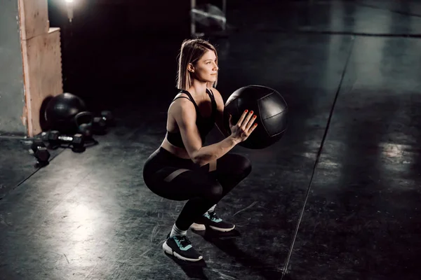 Μια Ισχυρή Γυναίκα Κάνει Λειτουργικές Ασκήσεις Μπάλα Ιατρικής Στο Γυμναστήριο — Φωτογραφία Αρχείου