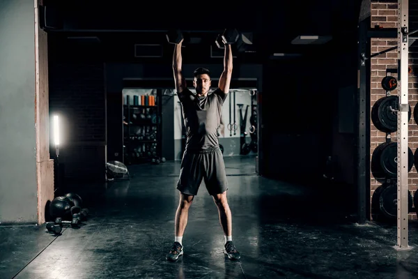 Strong Man Standing Gym Practicing Bodybuilding — Fotografia de Stock