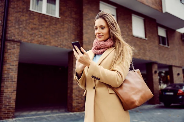 Síť Wifi Globální Komunikace Mobilní Operátoři Mladá Žena Teplém Oblečení — Stock fotografie