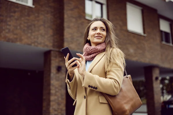 Internet Globální Síť Šťastná Stylová Žena Teplém Oblečení Stojí Ulici — Stock fotografie