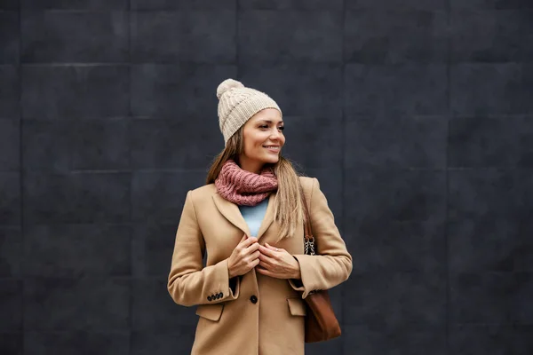 女性时尚和女性风格 一个穿着外套 围巾和贝尼的时髦而快乐的年轻女人站在户外扣子 — 图库照片