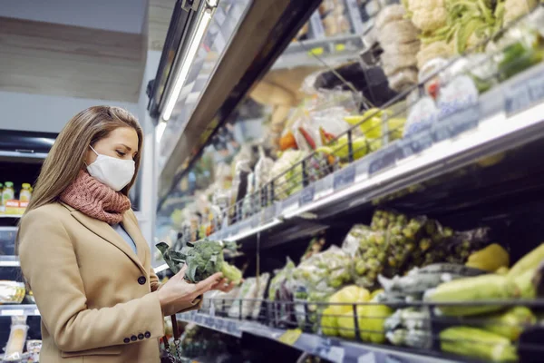 Comprando Comestibles Durante Una Pandemia Una Joven Con Una Máscara —  Fotos de Stock