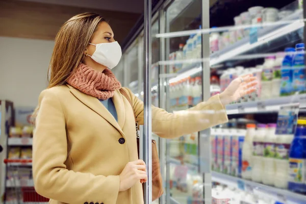 Compras Supermercado Durante Una Pandemia Una Mujer Joven Con Una —  Fotos de Stock
