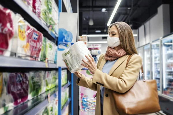 Vásárlás Vásárlás Szupermarket Világjárvány Idején Egy Vásárló Arcmaszkkal Szupermarketben Egy — Stock Fotó