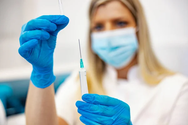 Vaccin Prevention Och Immunisering Närbild Sjuksköterska Laboratoriet Som Håller Spruta — Stockfoto