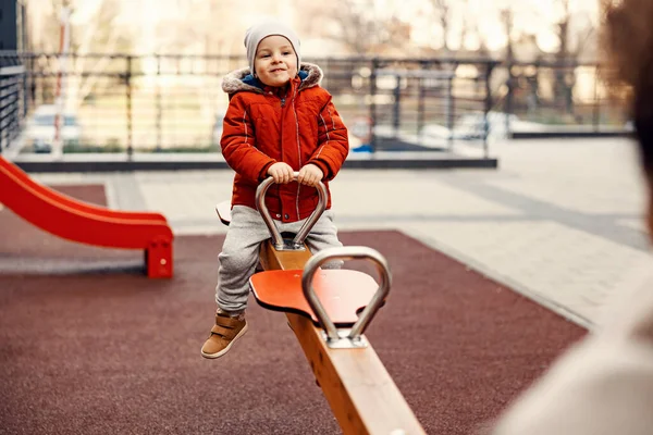 Счастливый Трехлетний Мальчик Качающийся Качелях Детской Площадке Своей Матерью Няни — стоковое фото