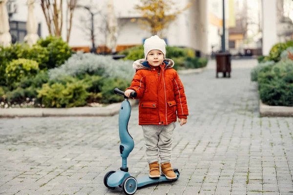 Трехлетний Мальчик Скутере Парке Холодную Погоду — стоковое фото