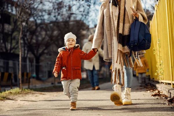 Niño Pequeño Cogido Mano Con Madre Yendo Jardín Infantes Por —  Fotos de Stock