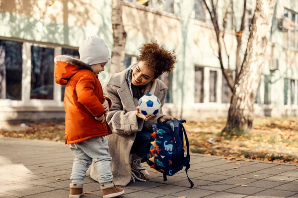 Няня Хочет Играть Футбол Футбол Маленьким Мальчиком Поэтому Показывает Ему — стоковое фото