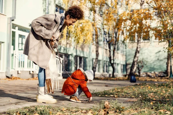 Маленький Мальчик Играет Школьном Дворе Своей Няней Няней — стоковое фото