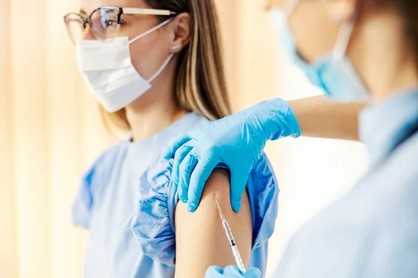 Großaufnahme Einer Krankenschwester Die Einem Patienten Einen Covid Impfstoff Gibt — Stockfoto