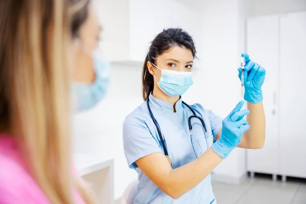 Sköterska Förbereder Vaccin Sin Patient Sjukhuset Läkemedel Medicin Vaccinering Och — Stockfoto