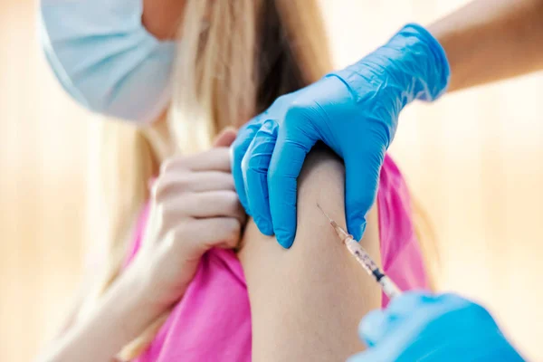 Nahaufnahme Der Hände Die Einer Patientin Den Impfstoff Die Schulter — Stockfoto