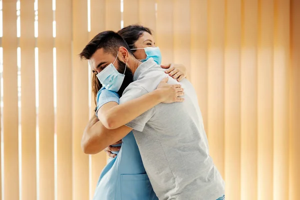 Szczęśliwy Mężczyzna Przytulający Swoją Lekarkę Szpitalu Opieka Medyczna Pomoc Medyczna — Zdjęcie stockowe