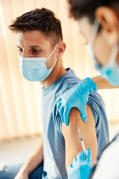 Großaufnahme Einer Krankenschwester Die Einem Mann Covid Impfstoff Den Arm — Stockfoto