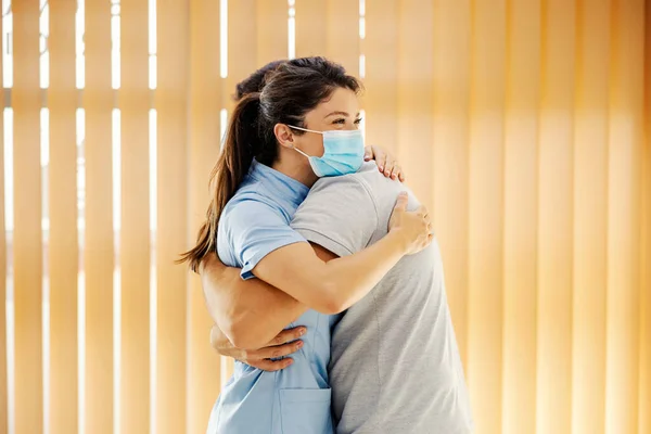 Female Doctor Hugging Her Healed Patient Hospital Medical Staff Medical — Stock Photo, Image