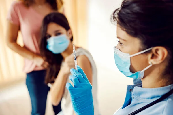 Uma Enfermeira Segurando Vacina Para Covid Para Dar Uma Menina — Fotografia de Stock