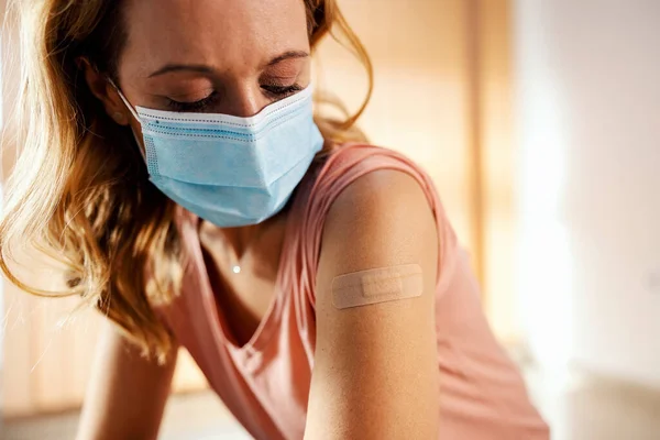 Woman Mask Hospital Showing Her Shoulder Covid Vaccination Vaccination Inoculation — Stock Photo, Image