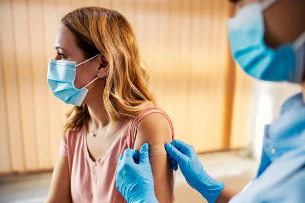 Eine Krankenschwester Krankenhaus Legt Der Frau Nach Der Impfung Einen — Stockfoto