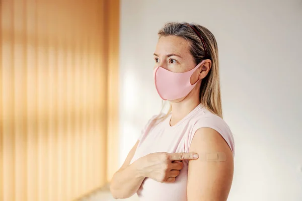 Older Woman Mask Hospital Showing Her Shoulder Covid Vaccine Immunization — Stock Photo, Image