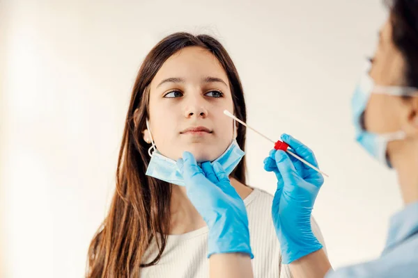 Tjej Som Testas Covid Med Pcr Test Bomullstuss Förebyggande Sjukvård — Stockfoto