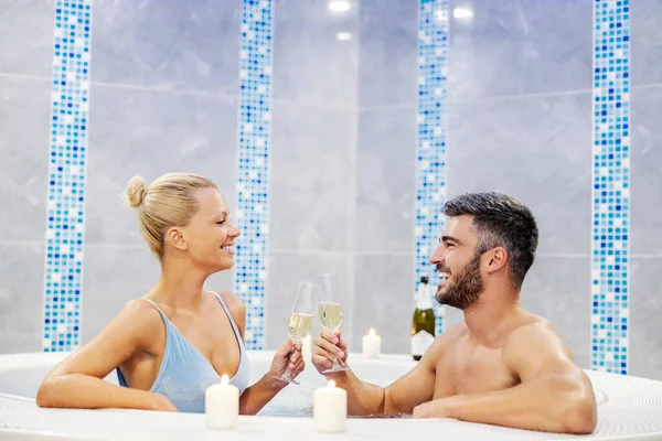 Egy Boldog Házaspár Ünnepli Szerelmet Pár Egy Pezsgőfürdőben Gyertyákkal Körülvéve — Stock Fotó