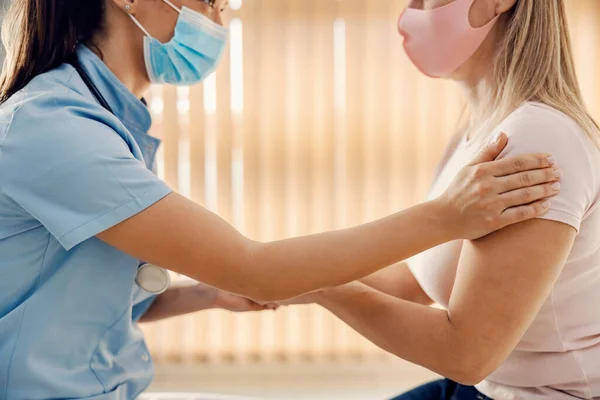 Una Dottoressa Dello Studio Medico Che Parla Con Una Donna — Foto Stock