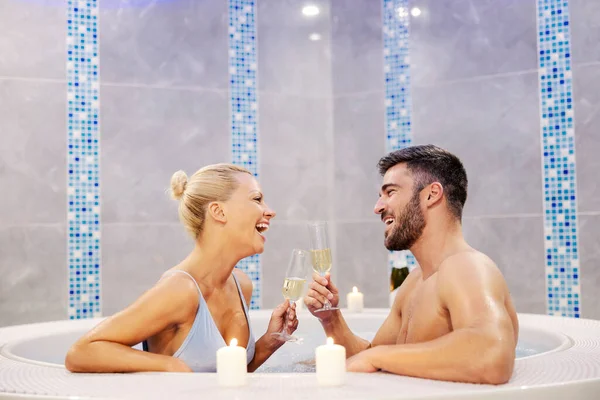 Romantika Üdülőközpontban Egy Boldog Pár Pezsgőfürdőben Pezsgővel Koccintanak Párt Gyertyák — Stock Fotó