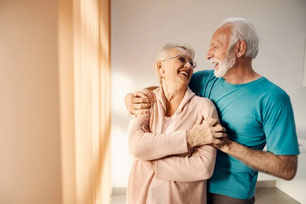 Casal Idosos Felizes Abraçando Rindo Casa Repouso Cuidados Com Idosos — Fotografia de Stock