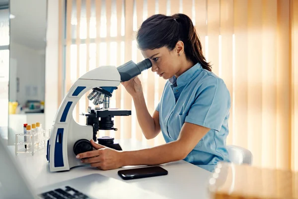 Лаборант Лаборатории Использует Микроскоп Тестов Медицинская Поддержка Лабораторные Исследования Медицинское — стоковое фото