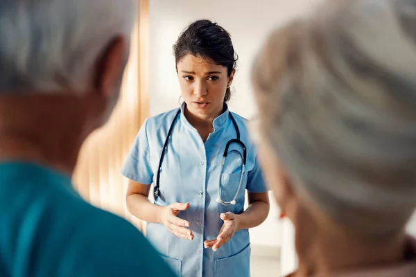 Seorang Dokter Wanita Khawatir Berbicara Dengan Pasien Senor Rumah Sakit — Stok Foto