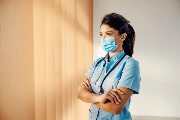 Retrato Uma Médica Com Máscara Hospital Junto Janela Suporte Médico — Fotografia de Stock