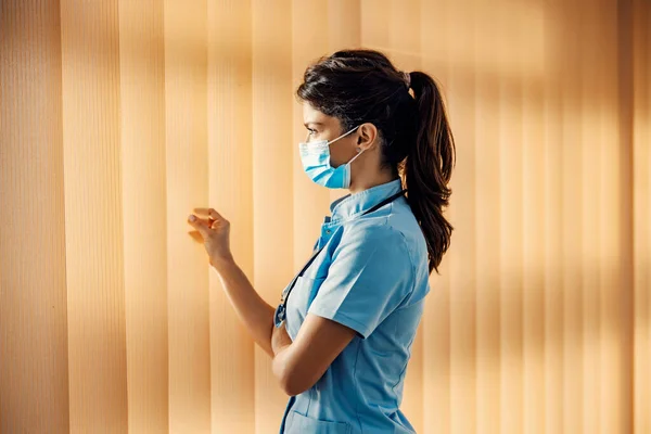 Profile Female Doctor Looking Trough Window Medical Staff Medical Support — Stock Photo, Image