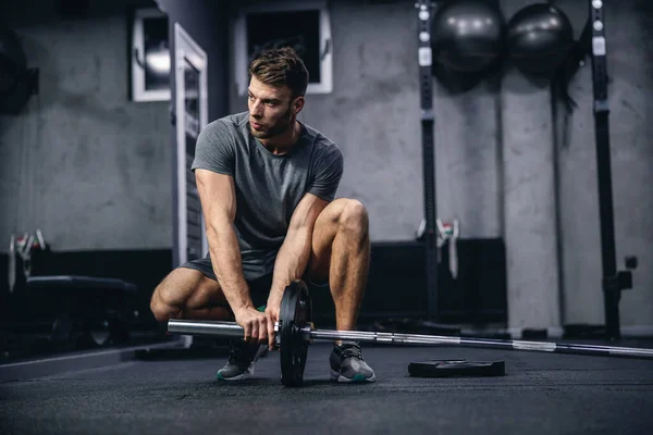 Preparando Para Treinamento Forte Queimadura Músculo Jovem Atraente Homem Fato — Fotografia de Stock