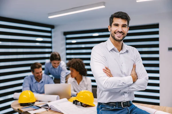 Arquitecto Ingeniero Oficina Joven Arquitecto Feliz Sentado Oficina Con Los —  Fotos de Stock