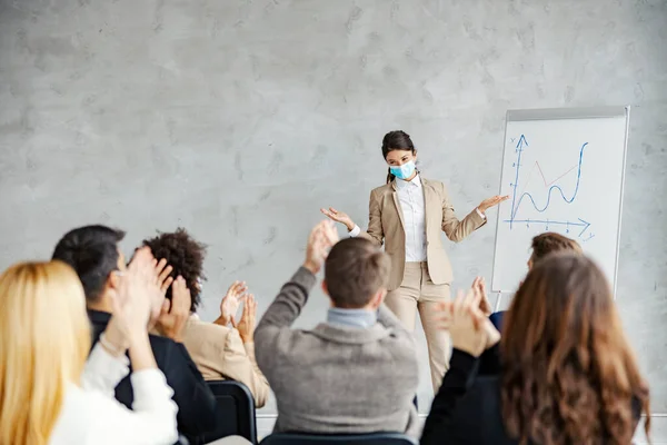 시장은 얼굴에 마스크를 브로커가 분석을 동료들 박수를 수술대 — 스톡 사진