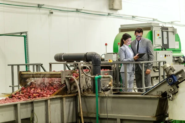 Äpplen Och Besök Ledningen Affärsmän Bär Kostym Äppelfabrik Man Och — Stockfoto