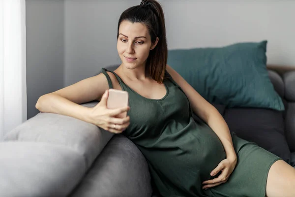 Gravid Kvinna Och Telefon Avkoppling Tid För Gravid Kvinna Kvinna — Stockfoto