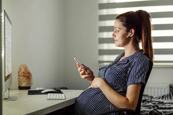 Gravid Kvinna Och Arbete Vacker Gravid Kvinna Randig Klänning Sitter — Stockfoto